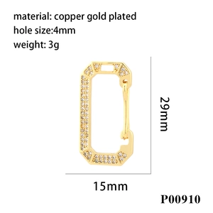 Détail du pendentif mousqueton rectangulaire plaqué or avec micro-pavé de zircones clairs
