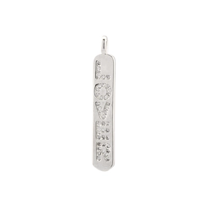 Vue détaillée du pendentif vertical lettres LOVER serti de zircons en micro-pavage
