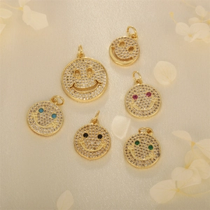Set de 6 colgantes de cara sonriente dorados con circonitas brillantes incrustadas