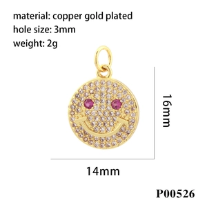 Detalle del colgante de cara sonriente bañado en oro 18K con circonitas brillantes