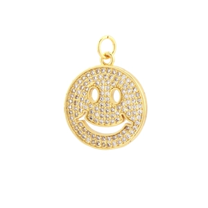 Detalle del colgante de cara sonriente chapado en oro 18K con pavé de circonitas finas