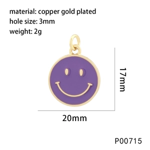 Detail eines 20mm lila Smiley-Anhängers aus vergoldetem Kupfer mit Größenangaben
