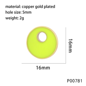 Detail eines 16mm runden gelben Emaille-Anhängers mit 5mm Loch und Goldbeschichtung