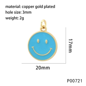 Detailansicht eines 20 mm himmelblauen Emaille-Smiley-Anhängers aus vergoldetem Kupfer