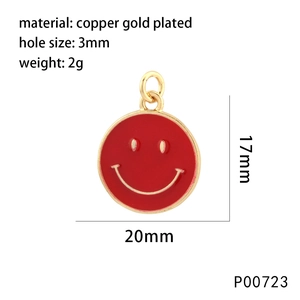 Detailansicht eines 20mm roten Emaille-Smiley-Anhängers mit 3mm vergoldetem Kupferring