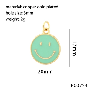 Detail eines mintgrünen Emaille-Smileys aus vergoldetem Kupfer mit Maßangaben