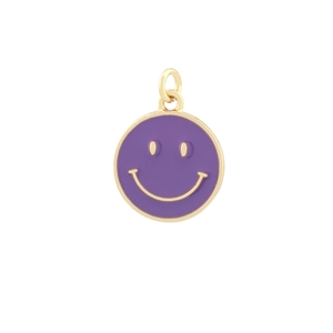 Makro-Detail des runden lila Emaille-Smiley-Anhängers mit vergoldetem Kupfer-Finish