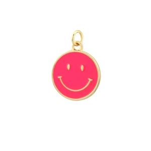 Detailansicht eines runden rosa Emaille-Smiley-Anhängers mit vergoldeter Metalleinfassung
