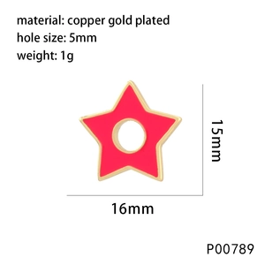 Detail eines roten Emaille-Sternanhängers mit Vergoldung und 5-mm-Lochmaßangaben