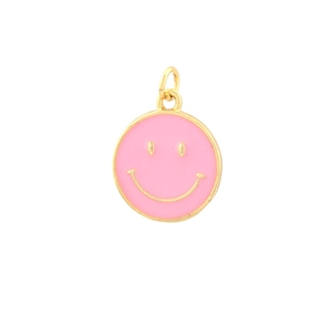 Detailansicht des rosa Emaille-Smiley-Anhängers mit Goldbeschichtung für Schmuck