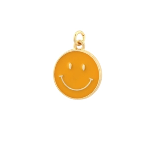 Nahaufnahme von hellorangefarbenem Emaille-Smiley-Anhänger mit Vergoldung für Schmuck