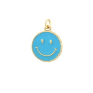 Detailansicht runder vergoldeter Smiley-Anhänger mit hellblauer Emaille für DIY-Schmuck