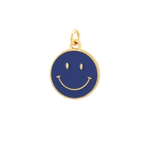 Detail eines vergoldeten Smiley-Anhängers mit dunkelblauem Emaille-Inlay und Öse