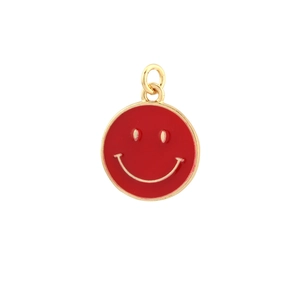 Makroaufnahme von rundem vergoldetem rotem Emaille-Smiley-Anhänger mit Schmucköse