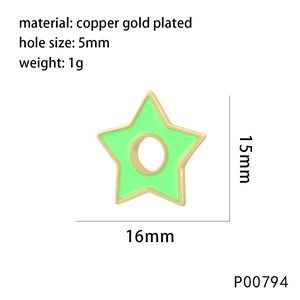 Detail eines grünen Sternanhängers aus vergoldetem Kupfer mit Maßen von 16x15mm und Öse