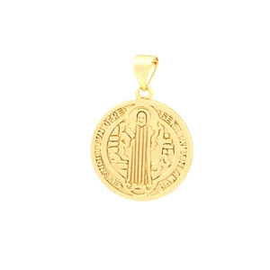 Detailansicht der vergoldeten St. Benedikt Medaille mit religiösem Relief und Gravur