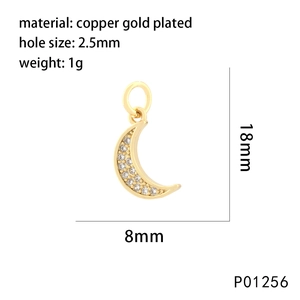 Detalle del colgante de luna chapado en oro con circonitas y medidas de 18x8mm dadas