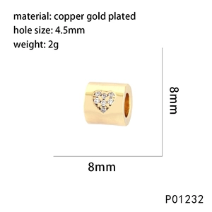Détail macro d'une perle coeur dorée de 8 mm avec zircons pour création de bijoux
