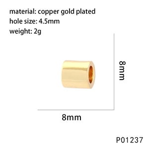 Détail macro d'une perle dorée 8x8mm montrant un trou de 4,5mm et un poids de 2g