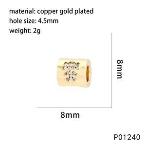 Vue détaillée du charm plaqué or avec motif d'ours en zircon et trou de 4,5 mm de large