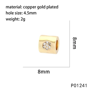 Détail macro d'une perle en cuivre doré de 8mm avec zircons blancs et trou de 4,5mm