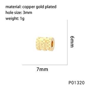 Gros plan sur une perle d'espacement en cuivre doré de 7mm avec motif géométrique