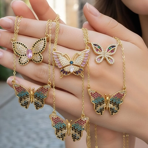 Collares con colgante de mariposa dorada con circonitas de colores y fina técnica micro-pave