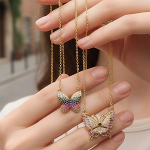 Collares colgantes de mariposa bañados en oro con circonitas de colores en cadenas finas