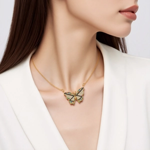 Primer plano detallado de una modelo luciendo un collar con colgante de mariposa
