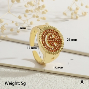 Detalle de anillo ajustable dorado con circonitas naranjas y dimensiones del producto
