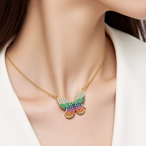 Vista detallada de un collar con colgante de mariposa y circonitas de colores