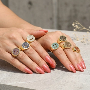 Set de 7 anillos de sello smiley dorados con circonitas de colores para mujeres