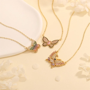 Detalle de los colgantes de mariposa con circonitas de colores y baño de oro brillante