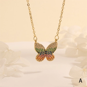 Detalle de collar con colgante de mariposa dorada y circonitas de colores del arcoíris