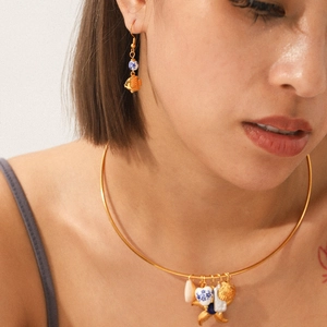 Dettaglio della collana nautica con stella marina, conchiglie e perline di porcellana blu