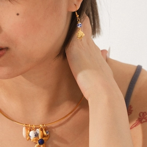 Dettaglio della collana e orecchini stile oceano con stella marina e perline