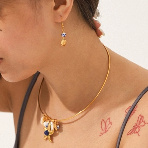 Set collana e orecchini dorati con ciondoli a stella marina e perline di porcellana