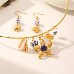 Dettaglio del set di collana e orecchini a forma di stella marina dorata in stile oceano