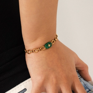 Bracelet doré à maillons ovales avec pierre de malachite verte et détail de trèfle pour femme