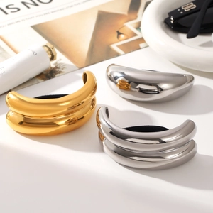 Nahaufnahme minimalistischer Haargummis aus Gold und Silber Edelstahl auf Modemagazin