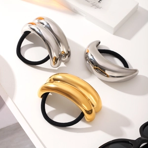 Set aus polierten Haargummis in Gold und Silber aus Edelstahl mit schwarzen Gummibändern