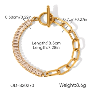 Dettaglio del bracciale in acciaio dorato da 18,5cm con chiusura a T e zirconi cubici