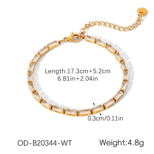 Detailansicht eines goldenen Zirkonia-Armbands mit Abmessungen und Karabinerverschluss