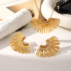 Elegantes 18k vergoldetes fächerförmiges Schmuckset mit Zirkon-Halskette und Ohrringen