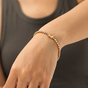 Elegante pulsera tennis bañada en oro de 18k con piedras de circón y gema central rectangular