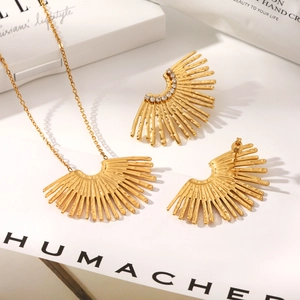 Nahaufnahme von goldenem fächerförmigem Schmuckset mit Halskette und Zirkonia