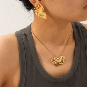 Schmuckset aus 18k Gold mit fächerförmigen Linien und Zirkonia an einem weiblichen Model