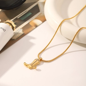 Goldene Stiefel-Halskette mit funkelnden Strasssteinen und feiner Schlangenkette für Damen