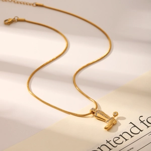 Goldene Edelstahl-Halskette mit Stiefel-Anhänger, Schlangenkette und Kristalldetails
