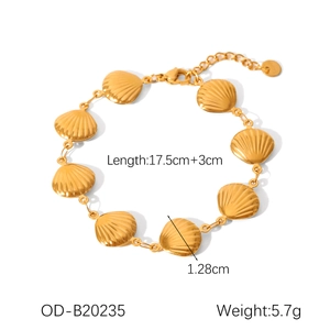 Detail view of 18K gold shell bracelet showing 17.5cm plus 3cm extension chain